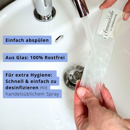 Hornhautfeile aus Glas unter Wasser  – hygienisch und einfach zu reinigen. 100% Rosfrei im Gegensatz zu Hornhauthobel und Hornhautraspel. Schnell & einfach zu desinfizierende Glashornhautfeile. 