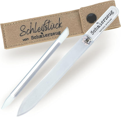 Glasnagelfeilen-Set mit beigem Etui, bestehend aus einer feinen Glasfeile und einem Glasstick mit zwei unterschiedlich geformten Enden zur Pflege von Nägeln und Nagelhaut.