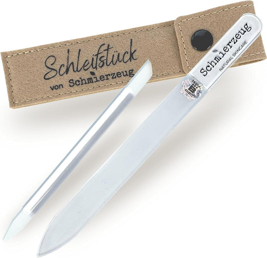 Glasnagelfeilen-Set mit beigem Etui, bestehend aus einer feinen Glasfeile und einem Glasstick mit zwei unterschiedlich geformten Enden zur Pflege von Nägeln und Nagelhaut.