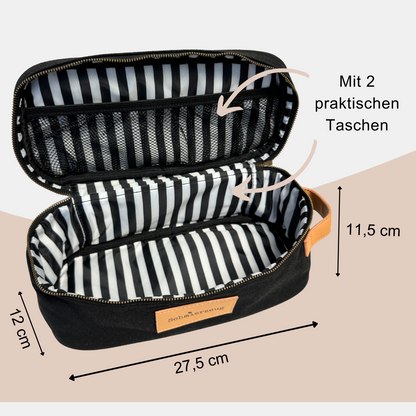 Die Maße des schwarzen Kulturbeutels für Männer und Frauen sind 27,5 cm lang, 12cm tief und 11,5cm hoch. Er hat zwei praktische Taschen.