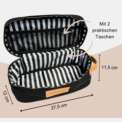 Die Maße des schwarzen Kulturbeutels für Männer und Frauen sind 27,5 cm lang, 12cm tief und 11,5cm hoch. Er hat zwei praktische Taschen.