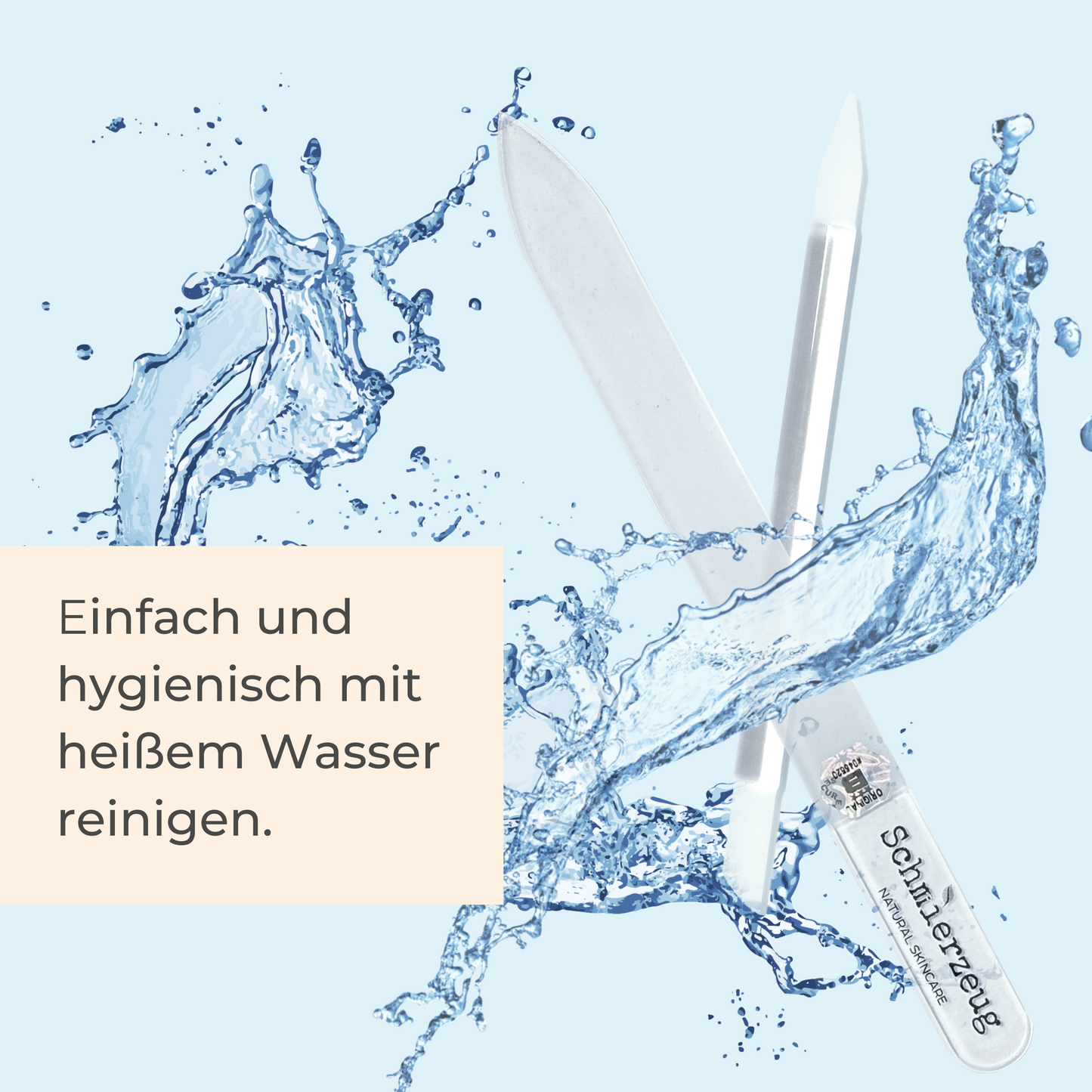 Glasnagelfeile und Manikürestab werden unter einem Wasser abgespült – zeigt die einfache, hygienische Reinigung mit Wasser.